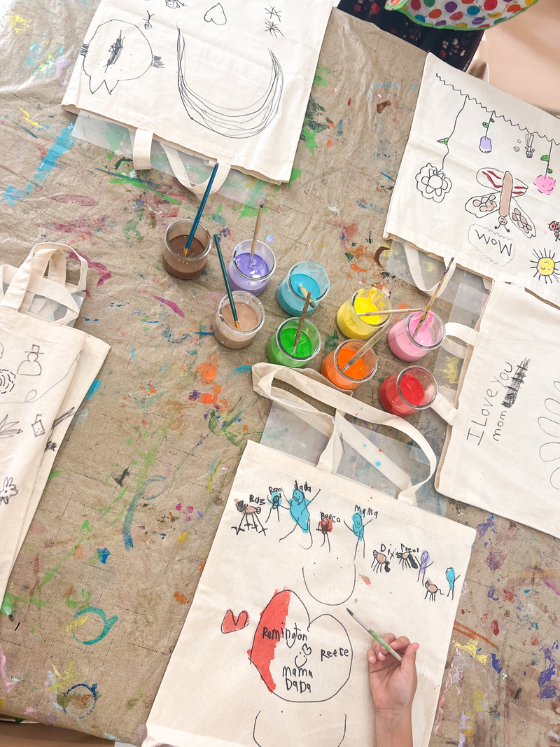 Invitation to paint on canvas bags